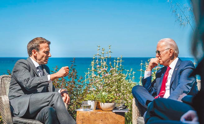正在纽约参加联合国大会的法国外长勒德里昂23日与美国国务卿布林肯会面。他告诉对方，法美两国要走出这场危机「需要时间和行动」。图为今年6月美国总统拜登（右）在英国出席G7领袖峰会与法国总统马克洪（左）热聊、畅谈跨大西洋盟邦间的未来。（摘自马克洪脸书）