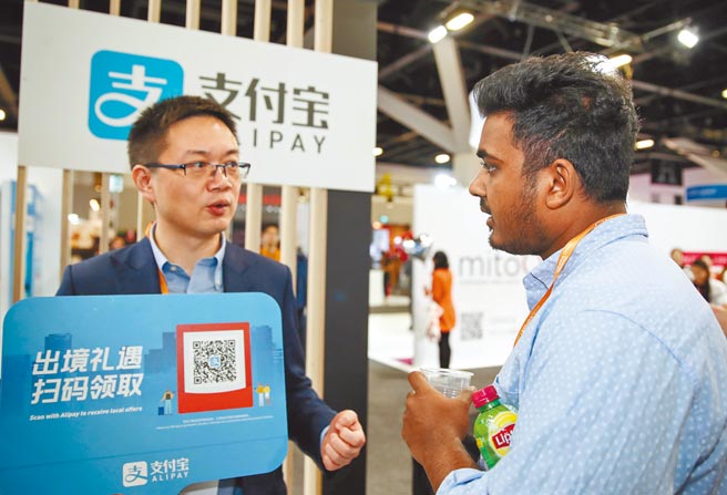 大陆央行副行长范一飞昨表示，对支付领域反垄断有待深入，此言也引发外界联想，认为「支付宝」和「微信支付」可能成为下阶段反垄断目标。（新华社）