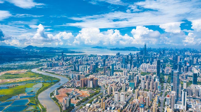 在今年大陆中央公布各城市人口及GDP之后，深圳正式在经济及人口方面全面超越广州。图为深圳市区空拍景观。（新华社）