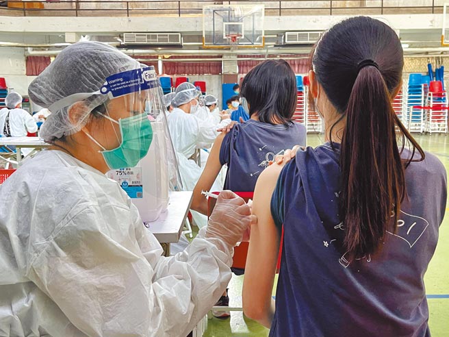 新北市校园BNT疫苗陆续施打，昨日有32校、4万578名学生接种，有5799人出现不适症状，包含轻微不适症状的5369人、发烧大于38度的179人、不良反应的251人。（新北市教育局提供／蔡雯如新北传真）