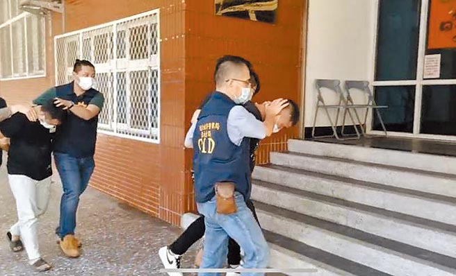 淡水警方24日清晨6时许逮获李嫌，不久后也将江嫌逮捕到案。（翻摄照片／戴上容新北传真）