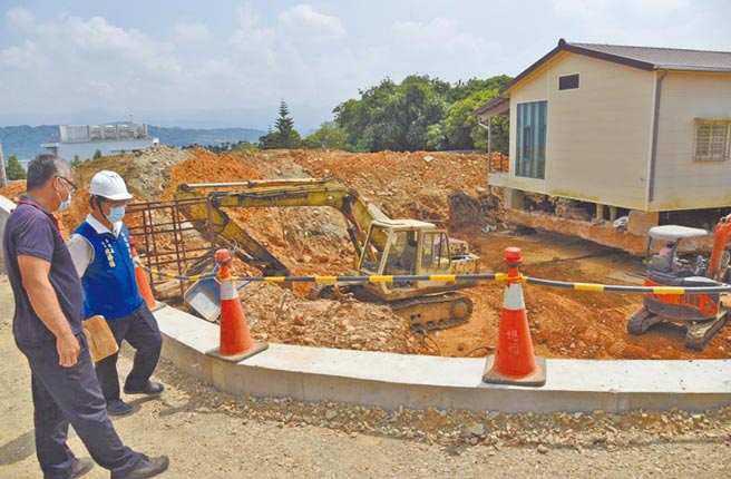 南投市新建139丙線道路工程，道路中央民宅移動50公尺。（南投縣政府提供／廖志晃南投傳真）