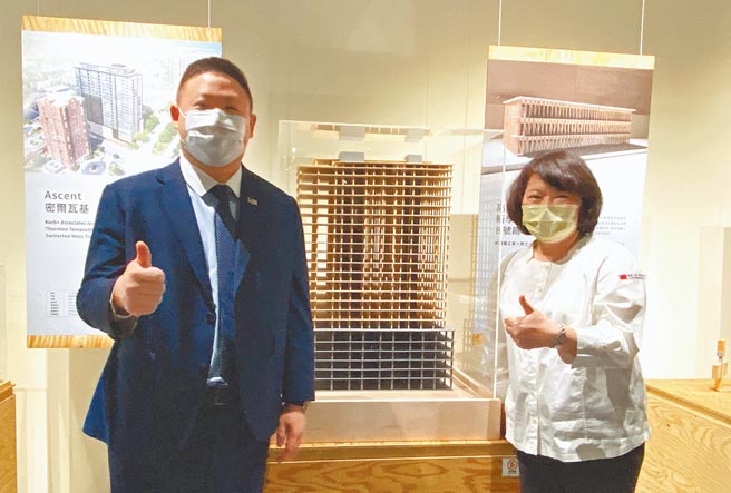 嘉义市长黄敏惠（右）与美国在台协会高雄分处长禹道瑞（左），参观正在美国建造的世界最高木构造大楼的模型。（廖素慧摄）