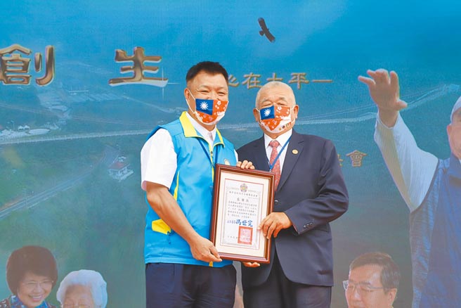 国军退除役官兵辅导委员会为嘉义县梅山乡太平村长严清雅（右）拍微电影，24日举行首映会，退辅会副主委李文忠（左）颁发感谢状。（张亦惠摄）