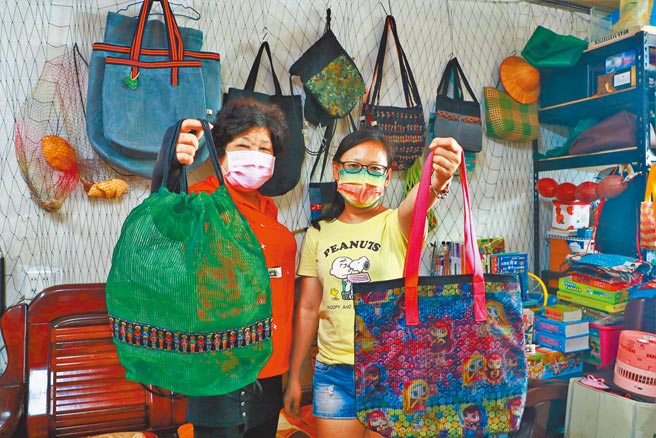 屏东枋寮百年渔网老店「云海」重视环保，将渔网加入新巧思，制成各式各样的环保袋及包包。（谢佳潾摄）