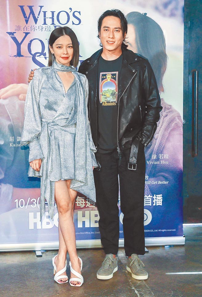 徐若瑄（左）昨與莊凱勛分享在《誰在你身邊》飾演夫妻的難忘回憶。（粘耿豪攝）