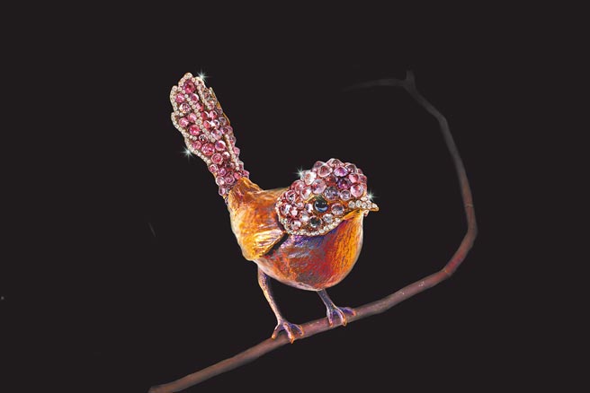 AKACHEN奔奔鸟，钛金属渐层的色彩让小鸟更加栩栩如生。（AKACHEN提供）