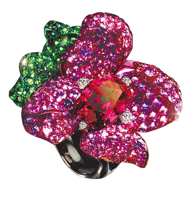 AKACHEN花朵戒指，红宝石、尖晶石和沙弗莱石。（AKACHEN提供）