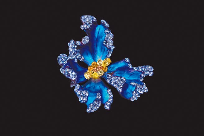 AKACHEN蝴蝶花戒指，钛金属蓝色渐层的色彩唯美浪漫。（AKACHEN提供）