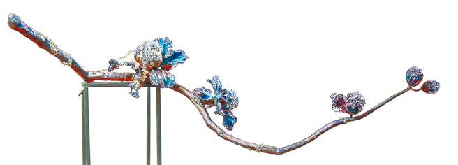 AKACHEN珠宝继蒙英国伦敦V&A博物馆购藏之后，有多家博物馆也来洽询，图为新作品《牡丹》。（粘耿豪摄）