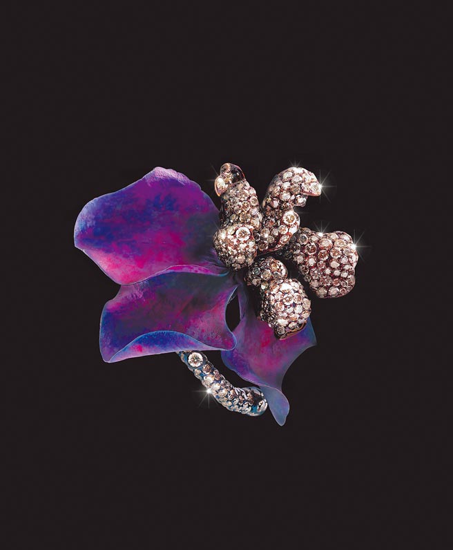 AKACHEN花朵戒指，渐层色调的立体花朵十分仿真。（AKACHEN提供）