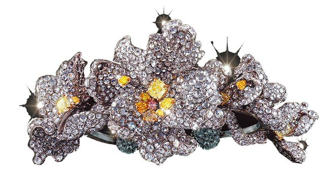 AKACHEN钻石花手鐲，钛金属轻盈耐磨，是绝佳的珠宝素材。（AKACHEN提供）