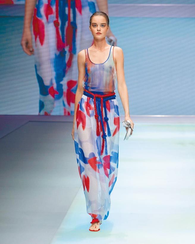 Emporio Armani歡慶40周年，運動背心搭花朵鏤空長裙，充滿自由與活力。（Emporio Armani提供）