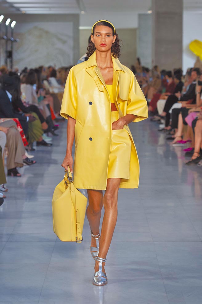 Max Mara推崇性感又百搭實穿的小可愛運動上衣，外罩正式外套就是正裝。（Max Mara提供）