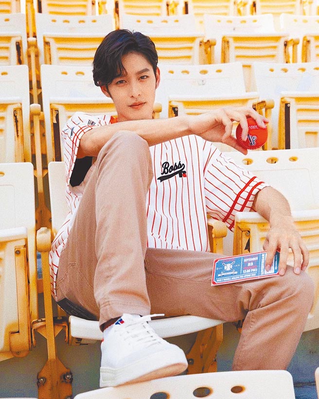 曹佑寧搶先穿上BOSS與Russell Athletic聯名新裝。（摘自IG）
