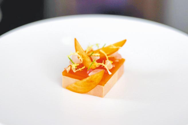 「加拿大冷壓肥鴨肝」佐以新鮮柿片、柚子汁、杏桃凍，輔以清酒，潤肺養陰也添雅致層次。（MiraWan提供）喝酒不開車，飲酒過量，有礙健康