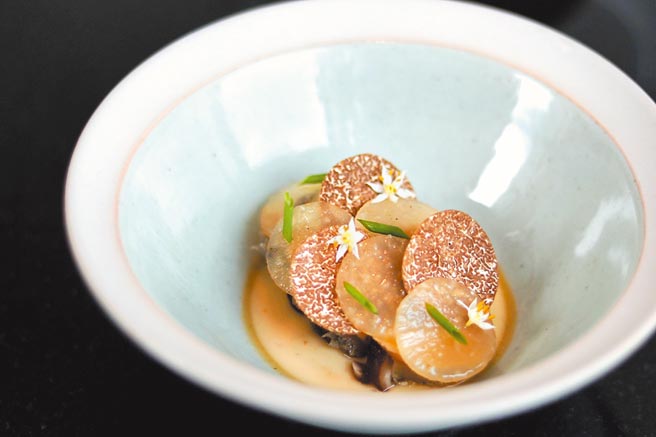 「南非鮑老菜脯雞湯」湯料有一顆碩大鮮美的南非鮑魚與剛刨上的黑松露片。（MiraWan提供）