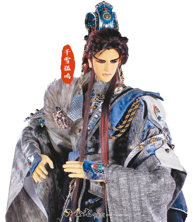 千雪孤鸣一出场便展现「皇世经天宝典」。（金光多媒体提供）