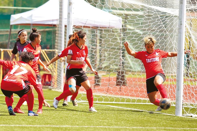 台东县王郁婷（右）在台北市角球攻击时，于球门线上惊险解围，让台东县守住1球领先。（李弘斌摄）