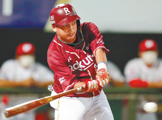 職棒龍猿之戰，樂天桃猿郭永維在2局上擊出清壘的二壘安打。（季志翔攝）