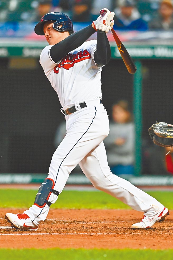 張育成在印地安人對白襪的雙重賽打好打滿，總計6打數敲出3安。（路透）