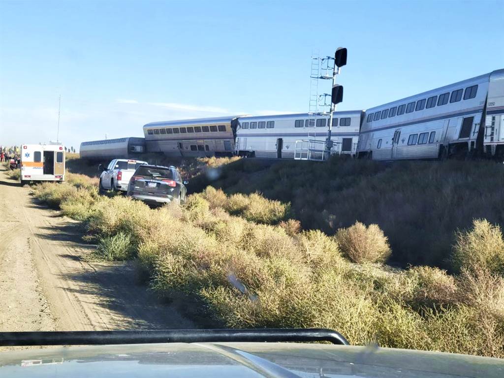 美国铁路公司（Amtrak）载有147名乘客的列车「帝国建造者号」（Empire Builder）25日下午出轨，已知至少3人死亡、数十人受伤。（图／美联社）(photo:ChinaTimes)