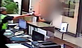 中市警速尋回手機 失主喜抱手機原地轉圈圈