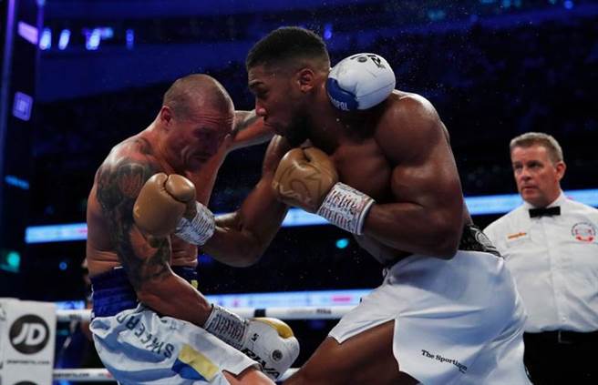 拳王喬雪(右)攻擊挑戰者烏席克的身體。（路透）