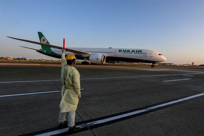 斯洛伐克捐赠我国的16万剂AZ疫苗，26日清晨运抵桃园机场，中央流行疫情指挥中心表示，这批AZ疫苗将提供第2剂造册接种使用。（陈麒全摄）