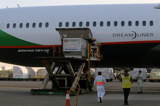 斯洛伐克捐赠我国的16万剂AZ疫苗，26日清晨运抵桃园机场，中央流行疫情指挥中心表示，这批AZ疫苗将提供第2剂造册接种使用。（陈麒全摄）