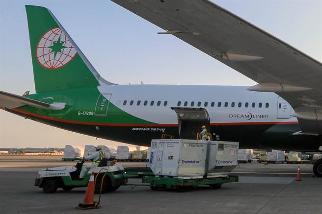 斯洛伐克捐赠我国的16万剂AZ疫苗，26日清晨运抵桃园机场，中央流行疫情指挥中心表示，这批AZ疫苗将提供第2剂造册接种使用。（陈麒全摄）