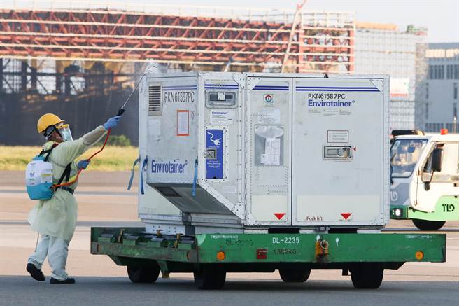 斯洛伐克捐赠我国的16万剂AZ疫苗，26日清晨运抵桃园机场，中央流行疫情指挥中心表示，这批AZ疫苗将提供第2剂造册接种使用。（陈麒全摄）