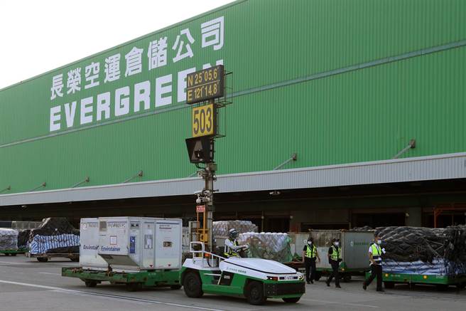 斯洛伐克捐赠我国的16万剂AZ疫苗，26日清晨运抵桃园机场，中央流行疫情指挥中心表示，这批AZ疫苗将提供第2剂造册接种使用。（陈麒全摄）