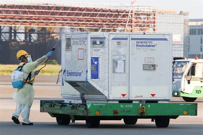 斯洛伐克捐赠的16万剂AZ疫苗，26日清晨运抵桃园机场，中央流行疫情指挥中心表示，这批AZ疫苗将提供第2剂造册接种使用。（陈麒全摄）
