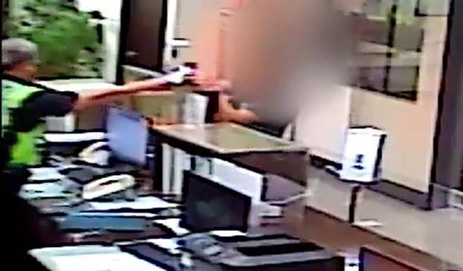 台中市警察局第四分局南屯派出所員警光速幫民眾尋回手機，失主對手機失而復得，向員警 直呼：你好神！（民眾提供／盧金足台中傳真）