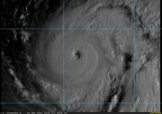 蒲公英上午8時轉強颱，鄭明典PO出蒲公英的衛星雲圖照，颱風眼超級清楚。(翻攝自鄭明典臉書)