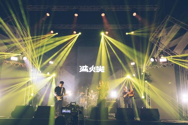 「灭火器」带来《海岛冒险王》、《希望的明日》、《继续向前行》等激励人心作品。（台中市府提供／卢金足台中传真）