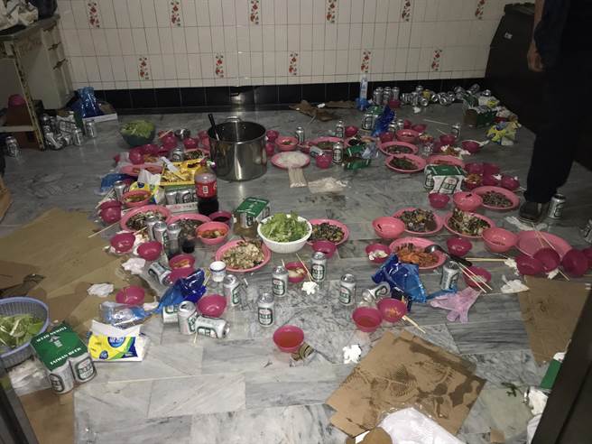 阮姓越南移工相約多名同鄉友人在租屋處餐敘飲酒慶生，不料飲酒而引發口角，阮男遭刺傷後現場一哄而散，留下尚未吃完的食物。（警方提供／林雅惠高雄傳真）