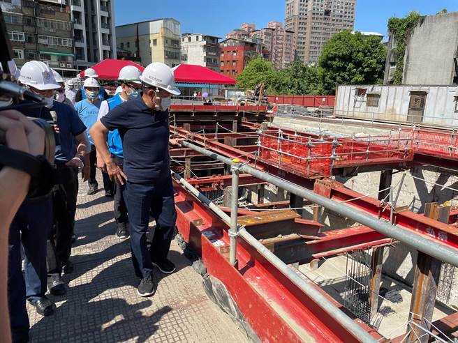 新北市长侯友宜今（26日）上午视察佳和公园多目标综合大楼工程。（叶书宏摄）