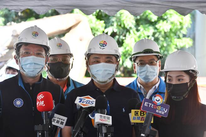 外界关心新北市长侯友宜未来是否会接下党务工作，侯友宜今（26日）回应，自己今天身为市长，会好好在市长工作岗位上全力以赴。（叶书宏摄）