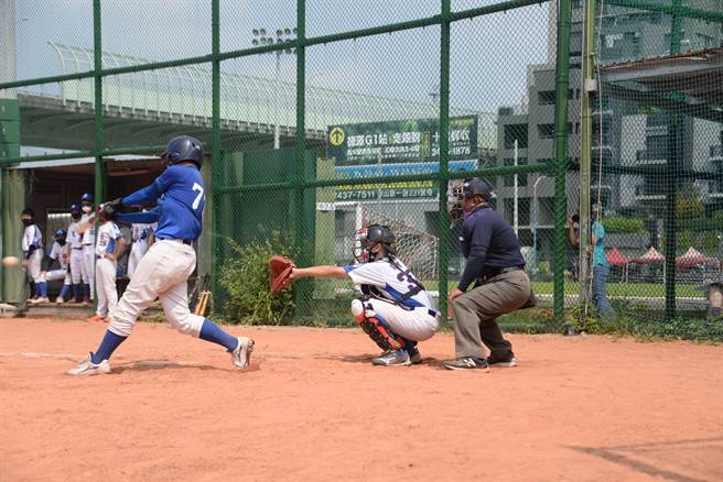 台中市金龙杯社区TeeBall锦标赛、社区软式青少棒锦标赛及社区MiniBaseball锦标赛25、26日于旧正、樱花、上枫、春安、金龙、太原及梧栖运7南简棒垒球场同步闭门开打。（台中市府提供／卢金足台中传真）