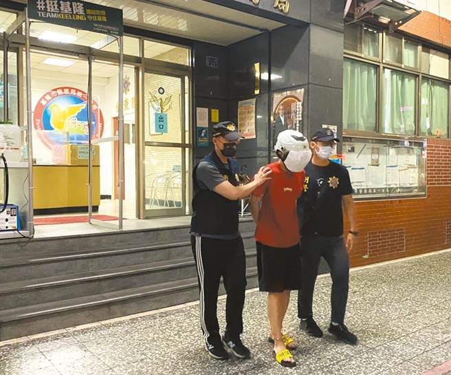 台大学霸富二代毒虫，王男用计放火呛醒母亲，持空气加溼器、数位温度计重击母亲头部后，再以双手掐死，被依杀害直系血亲尊亲属等罪起诉。（翻摄画面／张颖齐基隆传真）