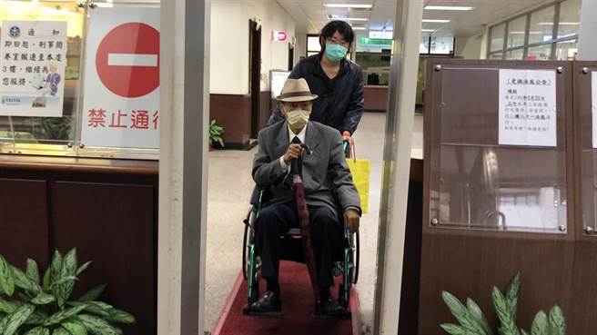 前新黨立委馮滬祥昨病故，享年73歲。圖為2020年馮滬祥坐輪椅出庭應訊。（資料照）
