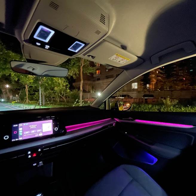 VW Golf 230 eTSI智能特仕版内装气氛灯可做不同色彩设定。（陈大任摄）