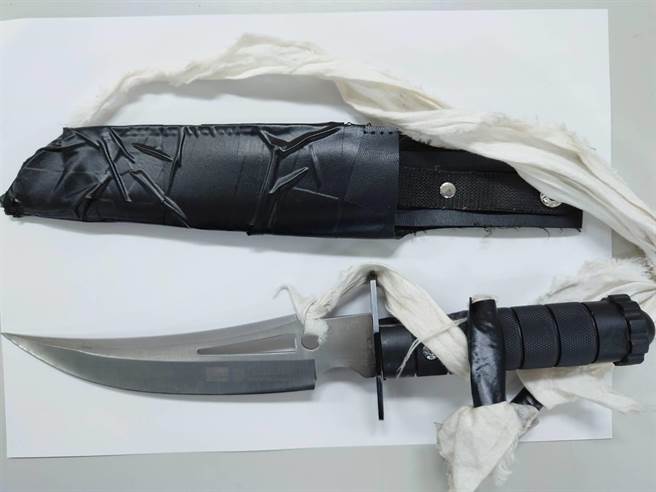 警方查获一把蓝波刀。（翻摄）