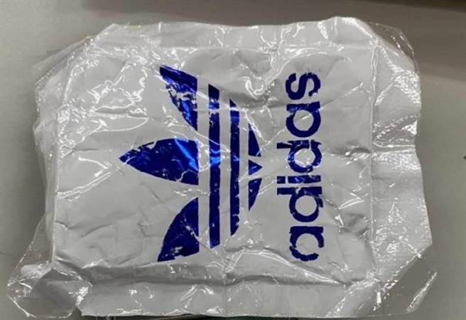 警方查获3包毒品安非他命混合包，总毛重15.72公克，包装上还印有知名运动品牌「adidas」的字样。（翻摄）