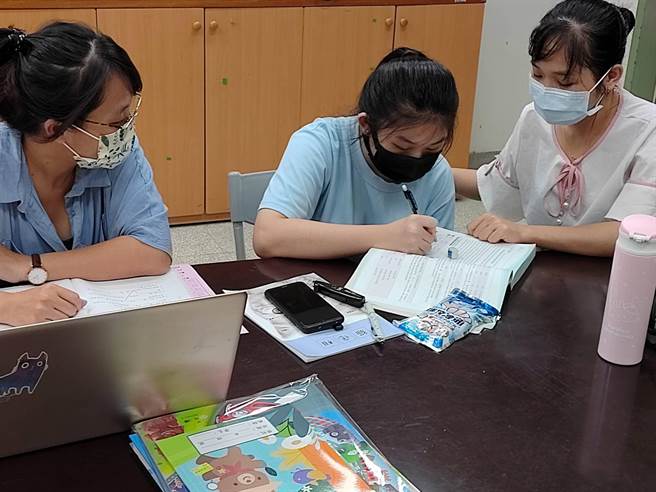 青山国中小老师杨祺婷(左)陪着小青搭公车认路认景，右为小青的通译老师潘氏竹玲。（新北市教育局提供）