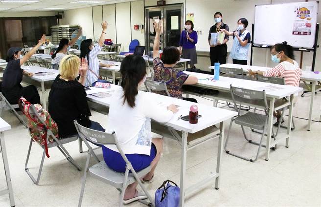 新住民参加移民署举办的英语研习班课程举手参加防范猪瘟有奖徵答。（图／移民署提供）