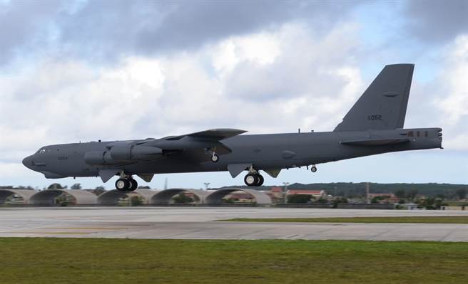 关岛位居第二岛链，若遭解放军攻击，美军将能迅速部署B-1B，还有B-52等重型战略轰炸机，图为1架B-52H轰炸机降落关岛安德森空军基地（Andersen Air Force Base）的画面。（美国空军）