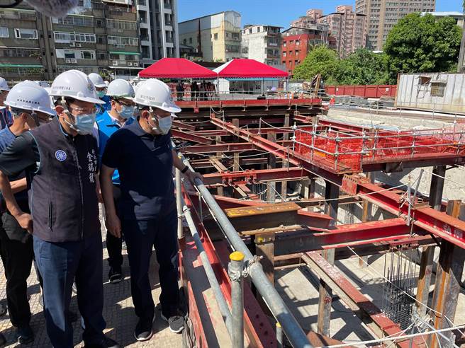 新北市中和區自強游泳池因使用率低改建為佳和公園，市府斥資5億6800餘萬元興建多目標綜合大樓，市長侯友宜今（26）日上午視察工程進度。（葉書宏攝）